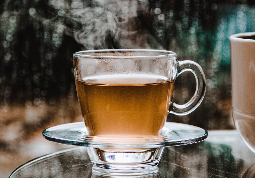 Dampfende Tasse Tee als Sinnbild für bewusstes Entschleunigen